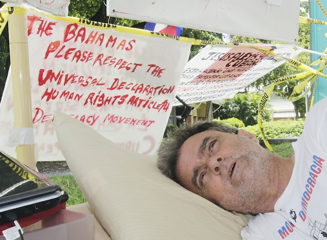 Ramon Saul Sanchez during his hunger strike to protest the alleged abuse of Cubans in the Bahamas.Photo: Alan Diaz/AP