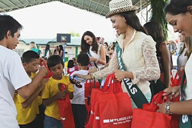 VANDIA Sands meeting locals in the Philippines, which is hosting the pageant. 
