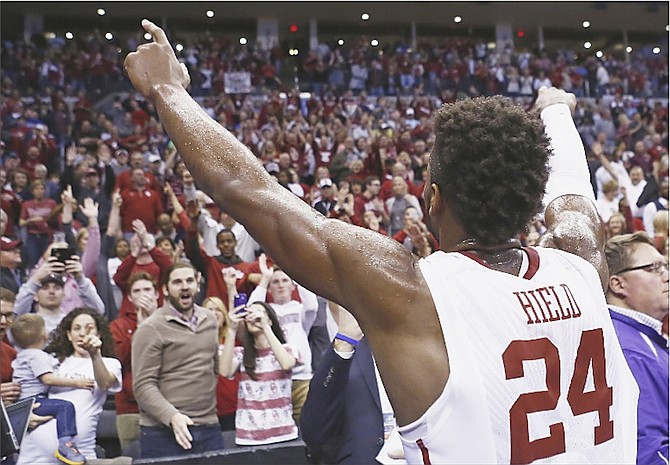 Oklahoma guard Buddy Hield (24) gestures to the Oklahoma crowd following a second-round men’s college basketball game in the NCAA Tournament yesterday in Oklahoma City. Oklahoma won 85-81. (AP)