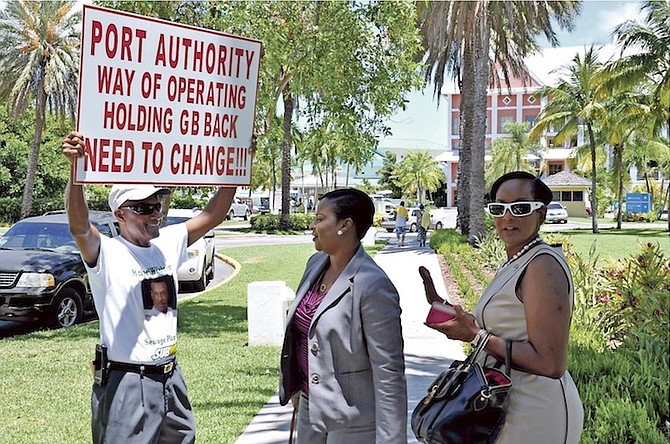 Shuffel Hepburn staging a one-man protest last Friday outside the Grand Lucayan Resort. 
Photo: Vandyke Hepburn