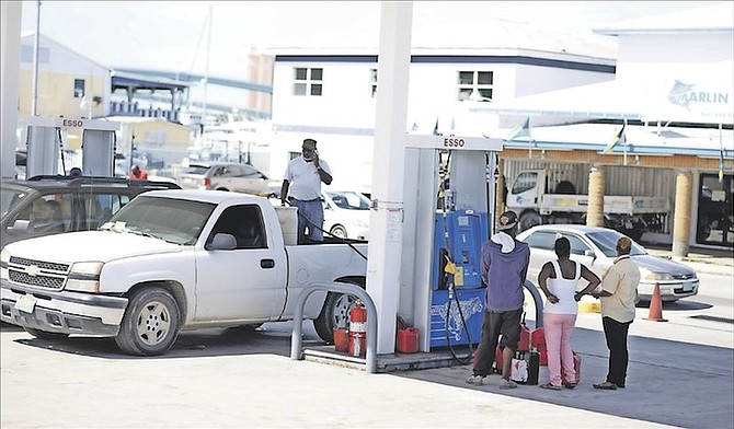 The queue at Esso Gas Station on East Bay Street Monday. Photo: Shawn Hanna/Tribune Staff