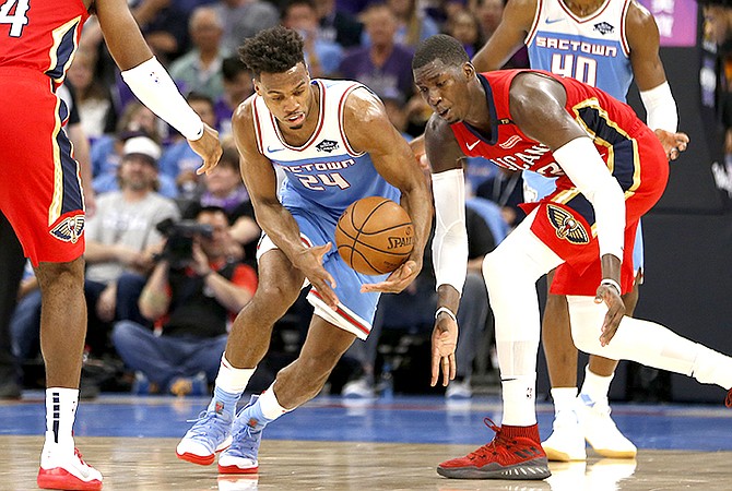 Sacramento Kings guard Buddy Hield, left, intercepts a pass intended for New Orleans Pelicans forward Cheick Diallo. (AP Photo/Rich Pedroncelli)