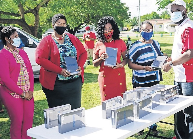 THE ROTARY Club in partnership with AML Foods and the Royal Bahamas Police Force donating
packages to residents in Yellow Elder. Photos: Donovan McIntosh