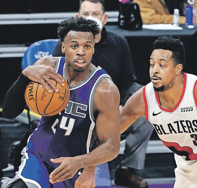 SACRAMENTO Kings guard Buddy Hield, left, drives against Portland Trail Blazers guard CJ Mc-
Collum during the second half in Sacramento, California, on Wednesday. Hield scored 26 points. The Trail Blazers won 132-126.
(AP Photo/Rich Pedroncelli)