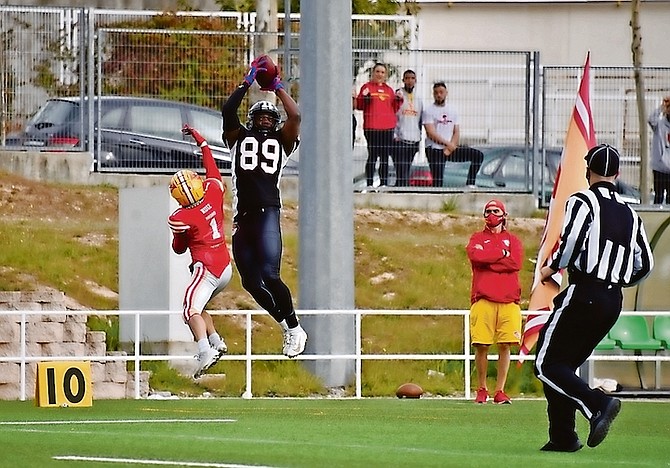 MAVIN Saunders caught a 38-yard touchdown from QB Chris Merchant on the opening drive.
Photo: Lola Morales