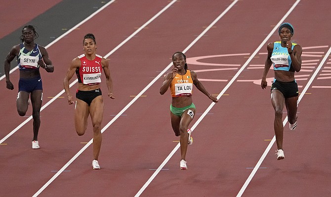 Shaunae Miller-Uibo (right) in her 200m semi-final heat. (AP Photo/Charlie Riedel)