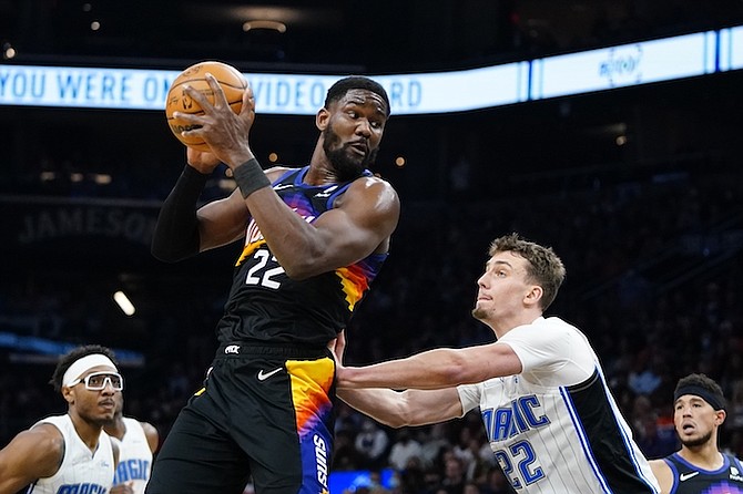 DEANDRE Ayton in action.