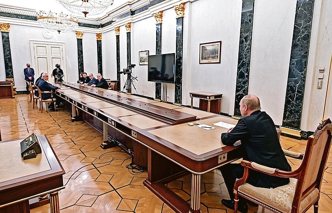 Russian President Vladimir Putin, right, leads a meeting on economic issues in Moscow, Russia, yesterday. 
Photo: Alexei Nikolsky/Sputnik, Kremlin Pool Photo via AP