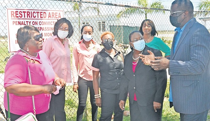 ALPHA Kappa Alpha Sorority Incorporated regional director Joy Elaine Daley was greeted at the GB International Airport by Pi Upsilon Omega Chapter president Yvonne Pearson and Ministry of Tourism
general manager Steven Johnson on her arrival in Freeport on Friday. Photos: Vandyke Hepburn