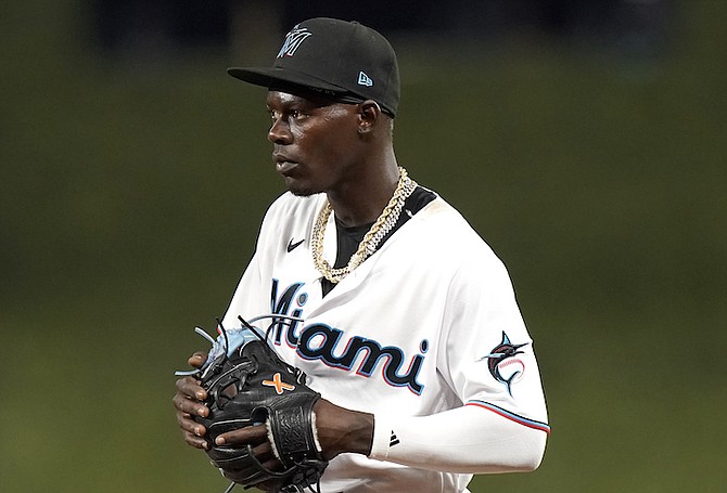 Marlins' Jazz Chisholm Jr. Makes Insane Bare-Handed Play, Throws