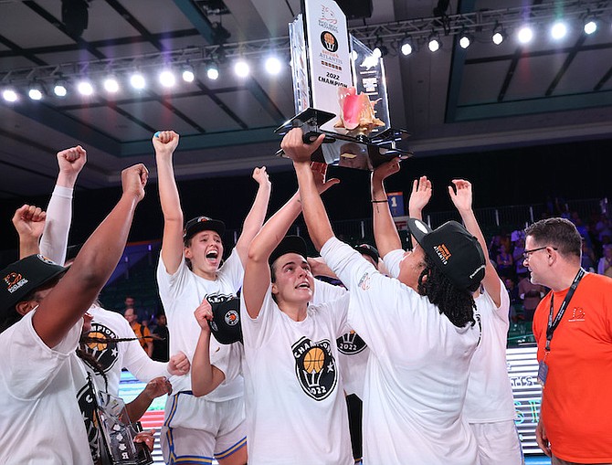UCLA celebrates after defeating Marquette in the NCAA college basketball championship game in
the Battle 4 Atlantis at Paradise Island yesterday. 
Photo: Tim Aylen/Bahamas Visual Services via AP