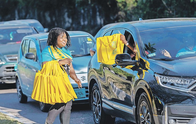 THE INDEPENDENCE Secretariat held a “242 Day Pop-Up” at the Independence Roundabout on East Street South and East West Highway on Friday, handing out bags while wearing Bahamian colours. 
Photo: Anthon Thompson/BIS