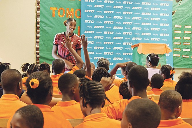 Shaunae Miller-Uibo speaks with children at the Stapledon School. Photo: BTC

